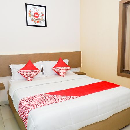 Oyo 379 Grand Mundu Hotel Semarang Exterior foto