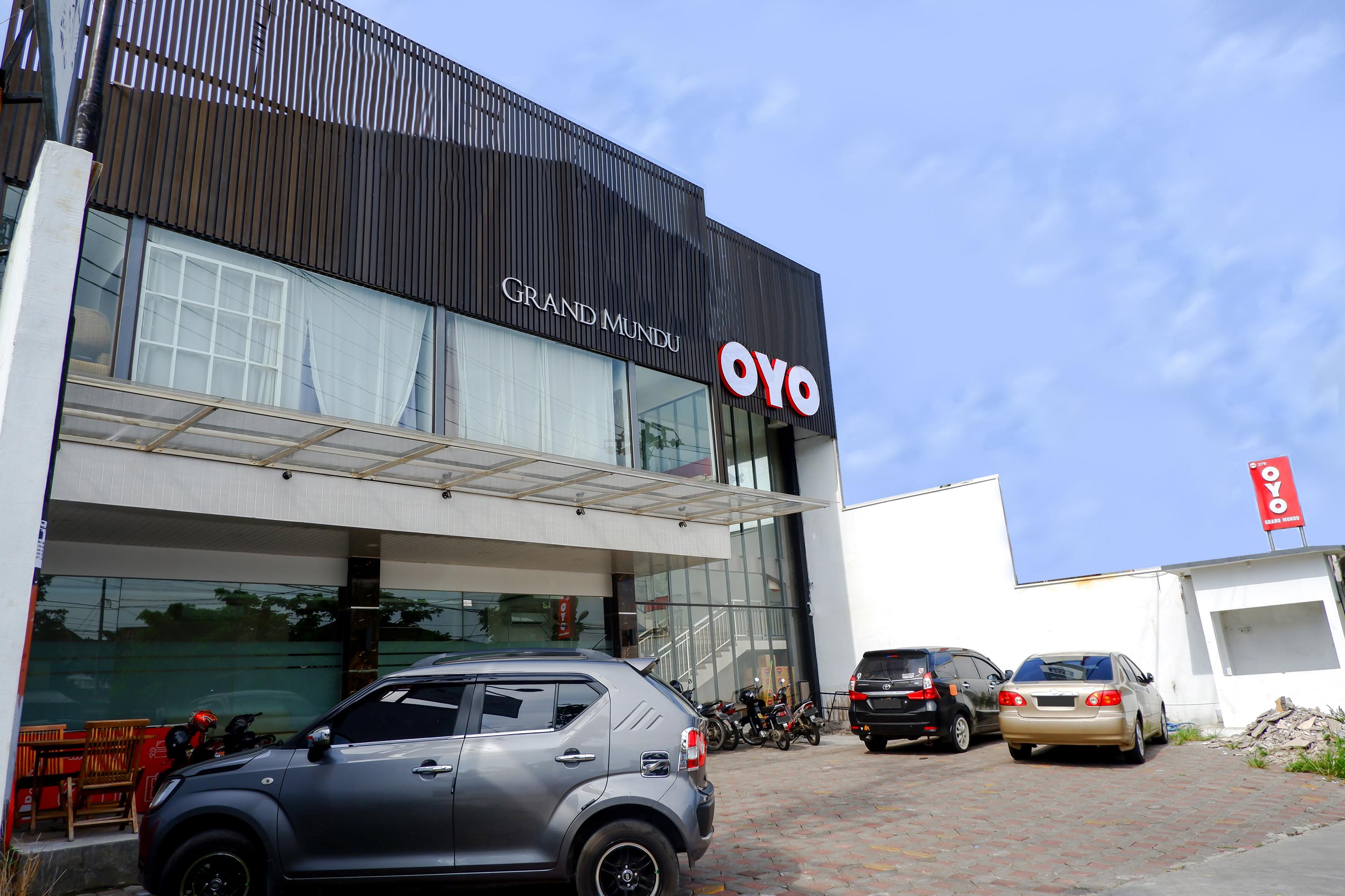 Oyo 379 Grand Mundu Hotel Semarang Exterior foto