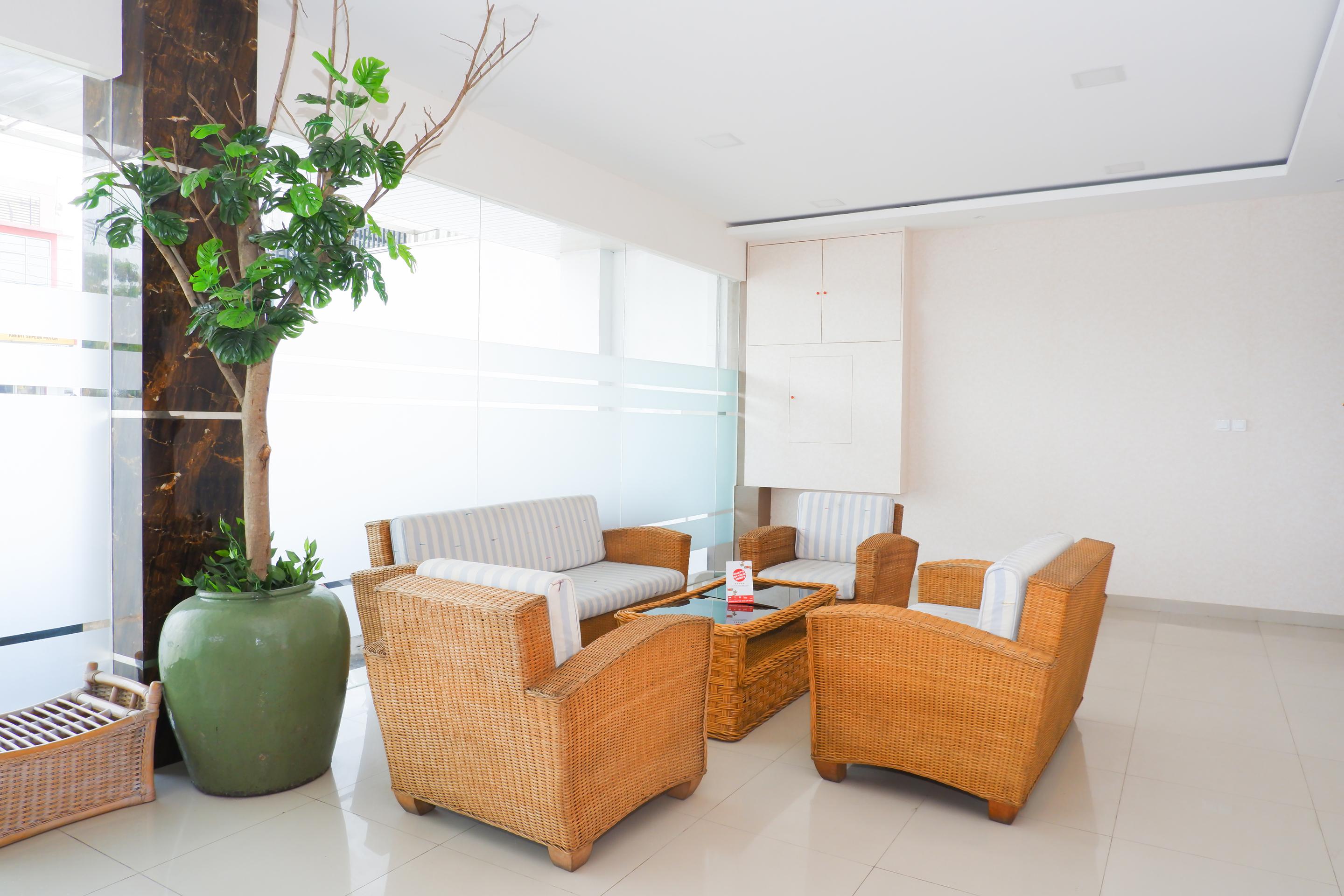 Oyo 379 Grand Mundu Hotel Semarang Exterior foto