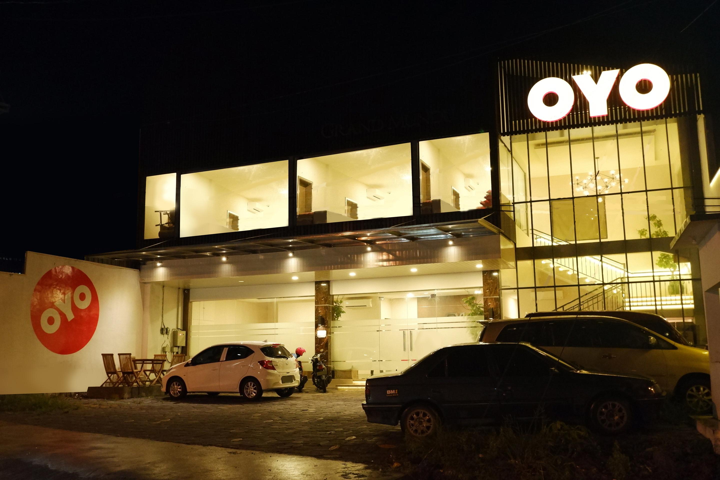 Oyo 379 Grand Mundu Hotel Semarang Exterior foto