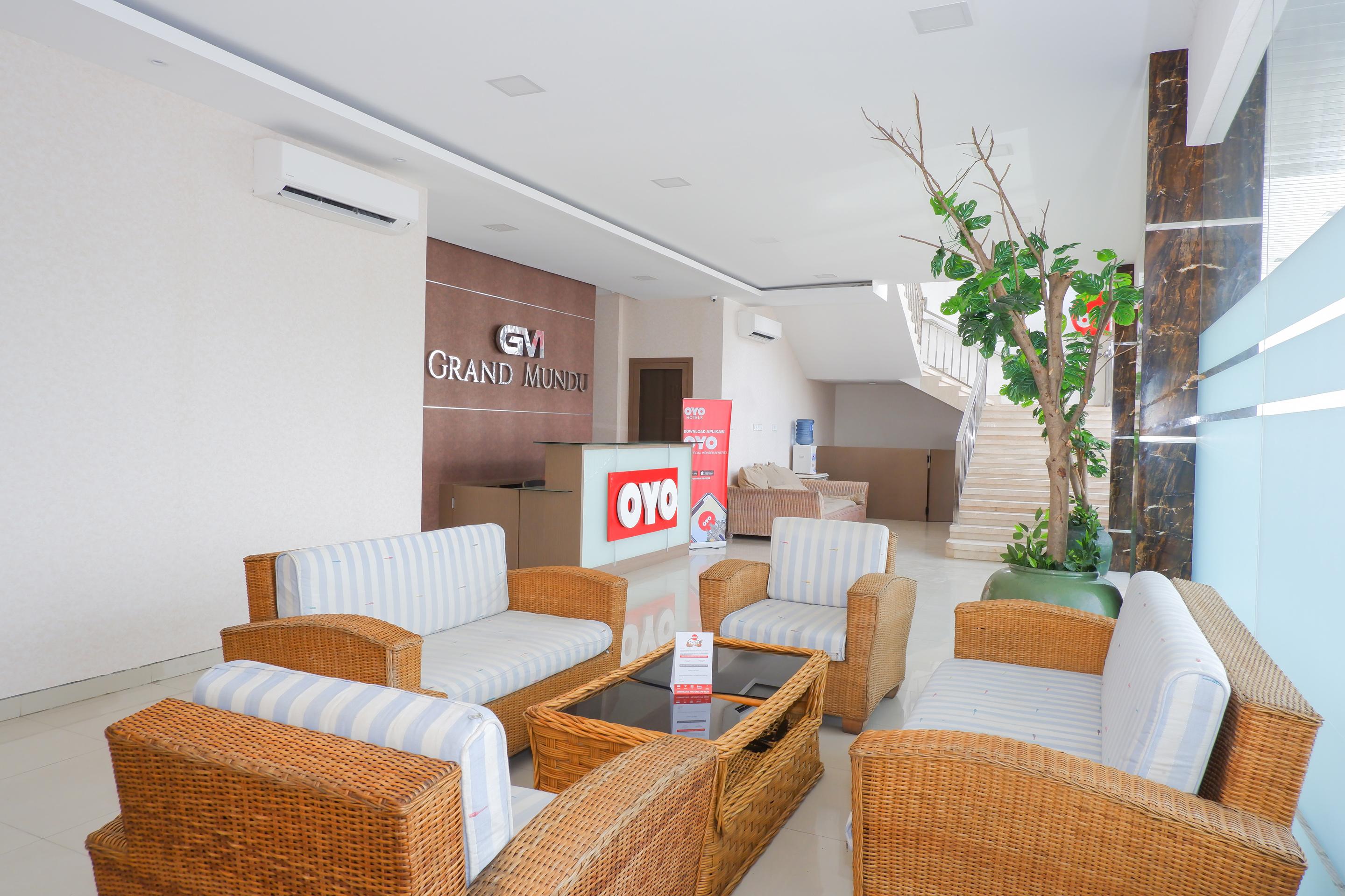 Oyo 379 Grand Mundu Hotel Semarang Exterior foto