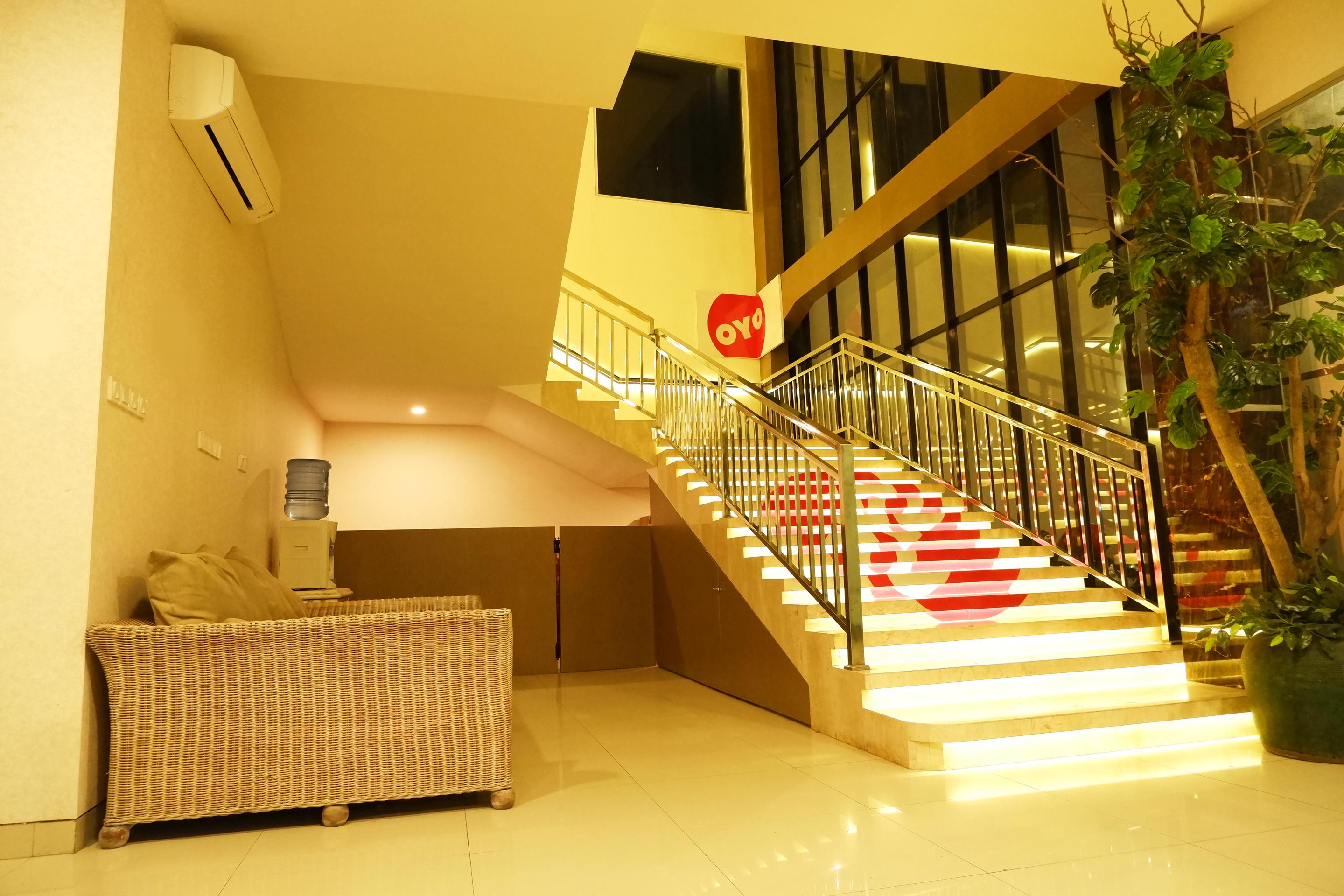 Oyo 379 Grand Mundu Hotel Semarang Exterior foto