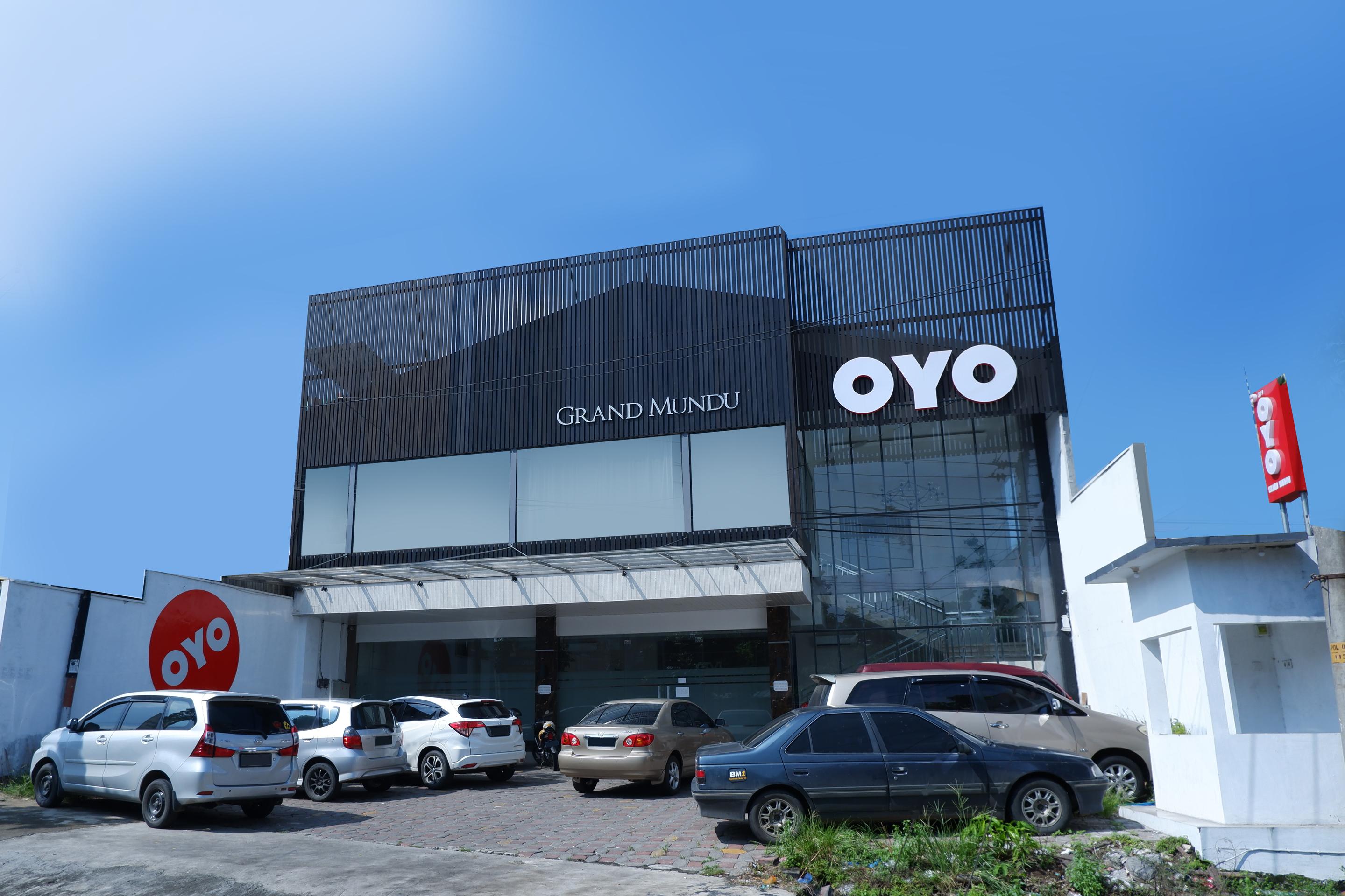 Oyo 379 Grand Mundu Hotel Semarang Exterior foto