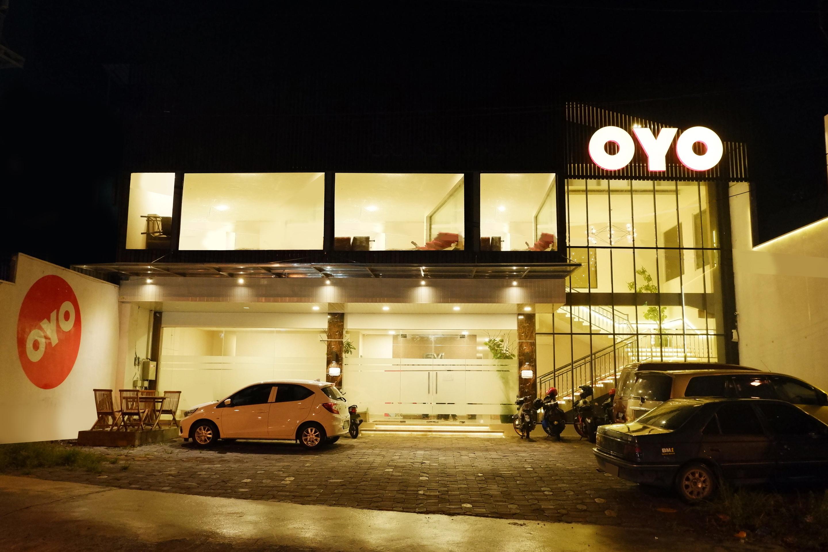 Oyo 379 Grand Mundu Hotel Semarang Exterior foto